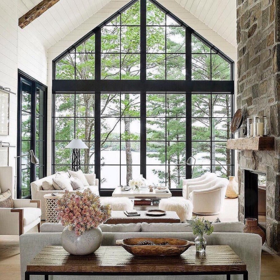 Гостиная с большим окном