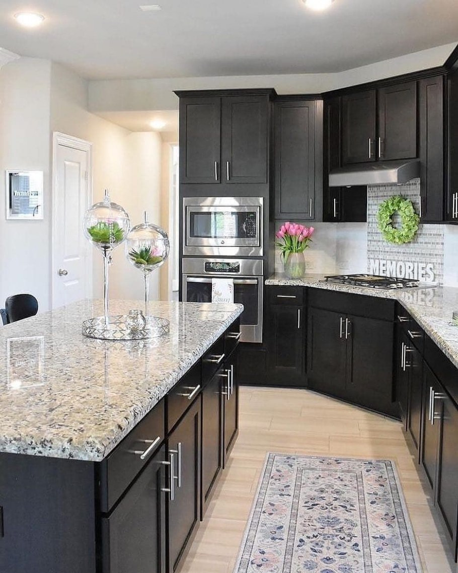 Кухня венге с темной столешницей