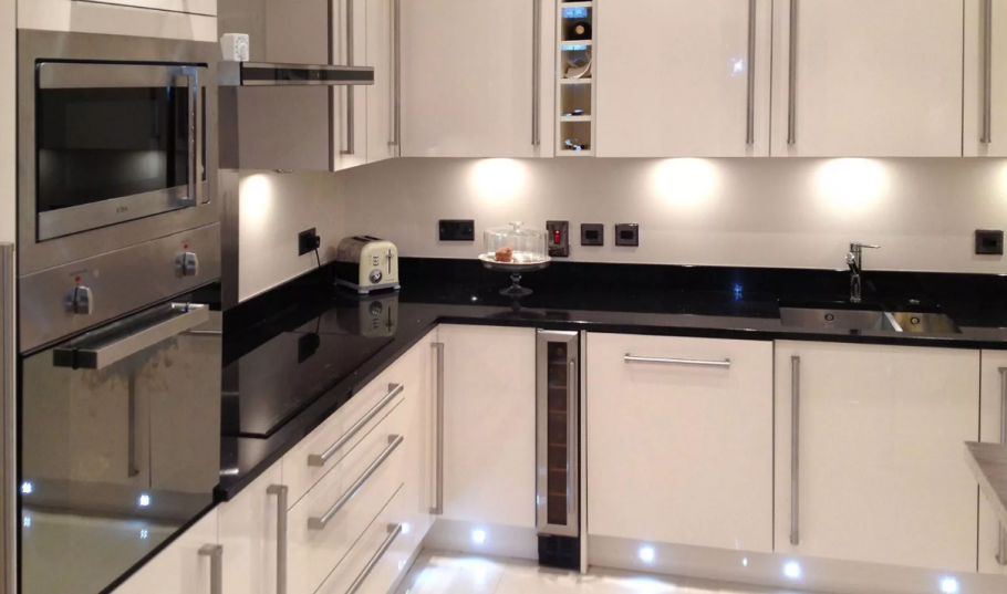 Бежевая кухня с черной столешницей