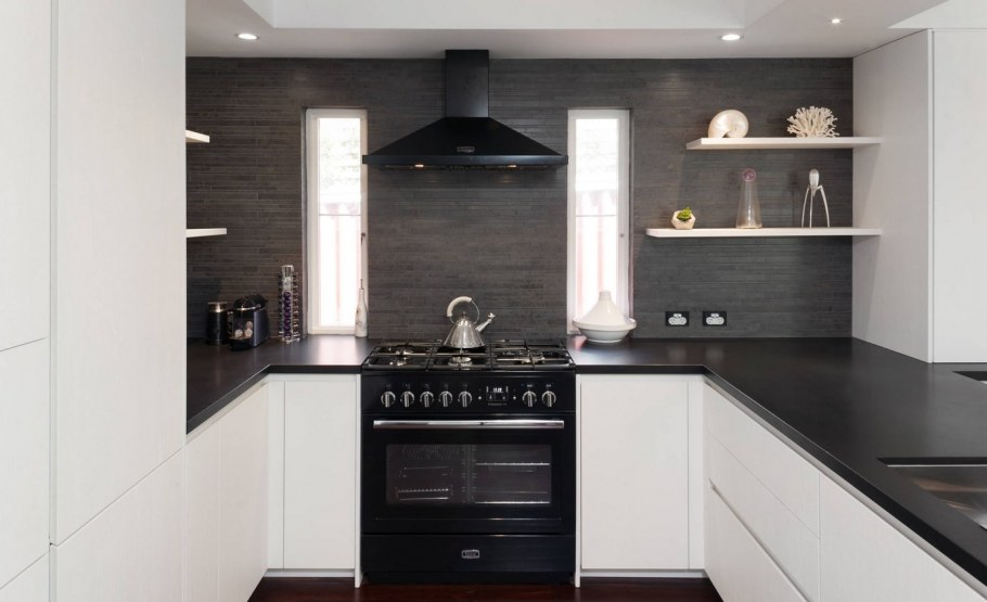 Кухня с черной столешницей