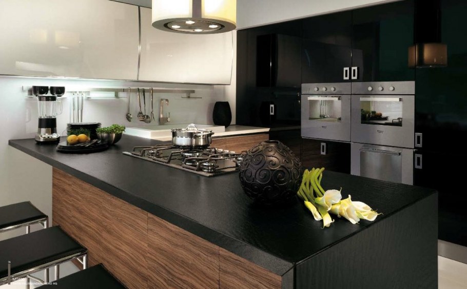 Кухонный остров с черной столешницей