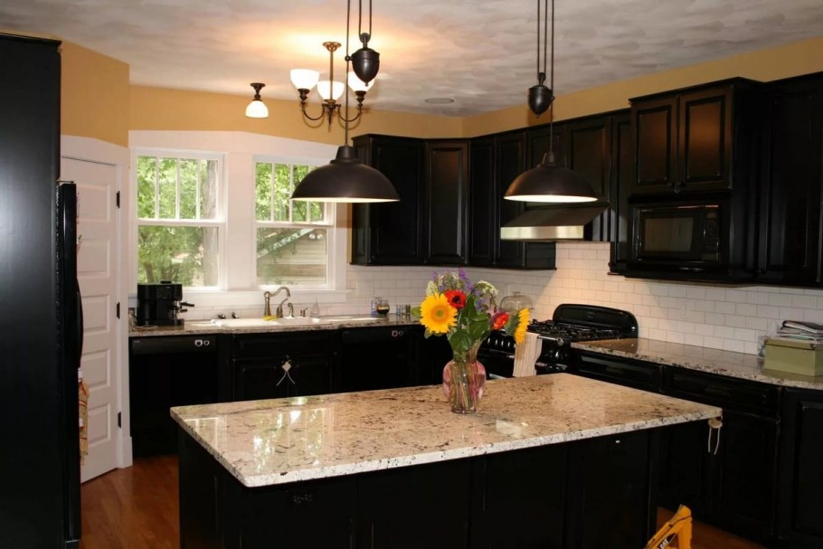Черная столешница в интерьере кухни