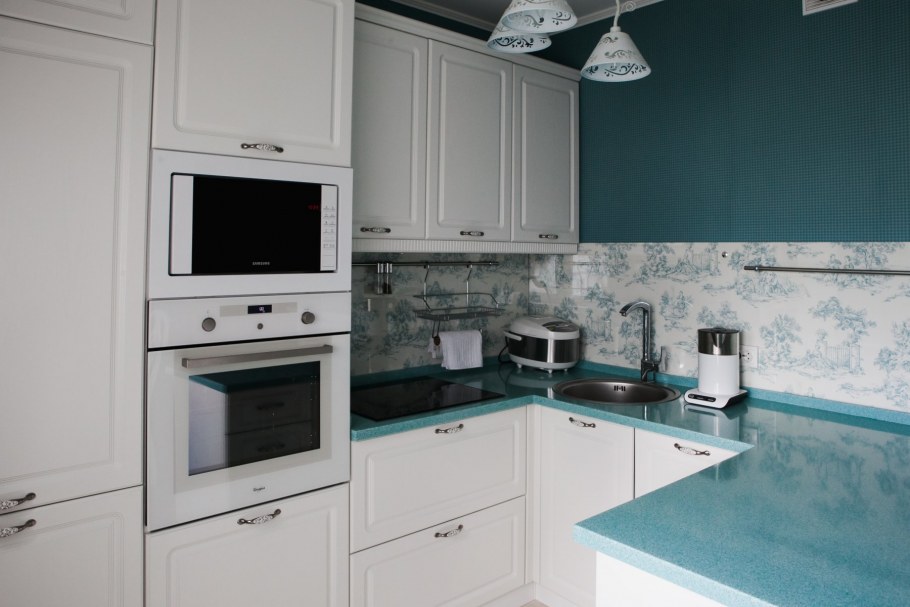 Бирюзовая столешница на белой кухне