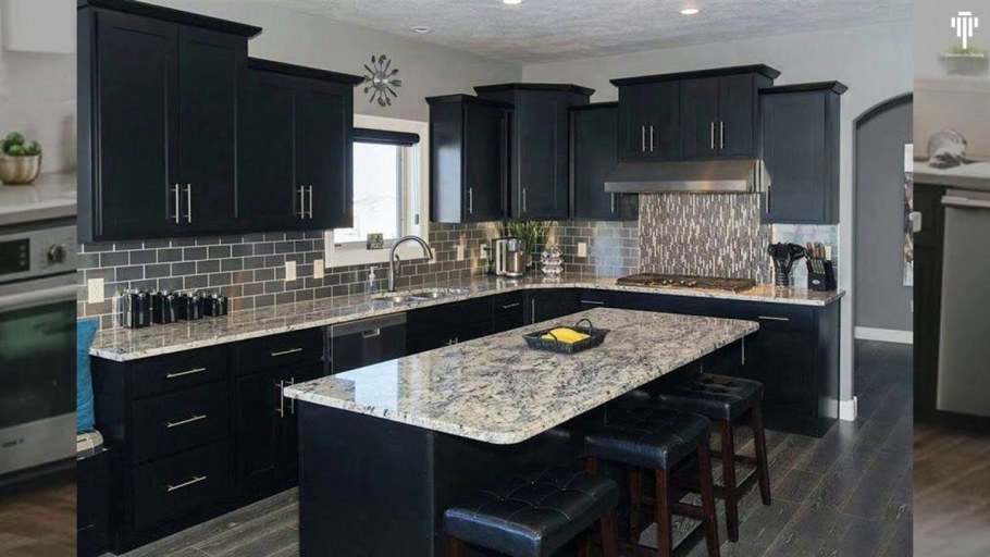 Кухонные гарнитуры с черной столешницей