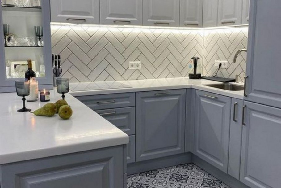 Современная кухня белая с деревом