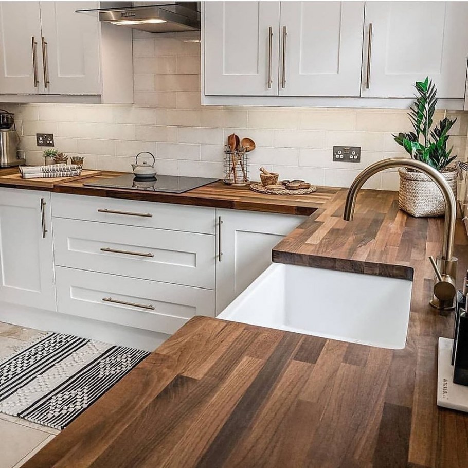 Белые кухни стдеревянной столешницей
