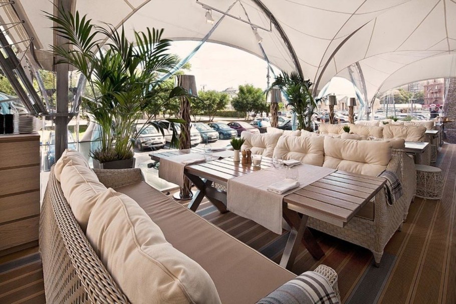 Летняя терраса кафе Москва