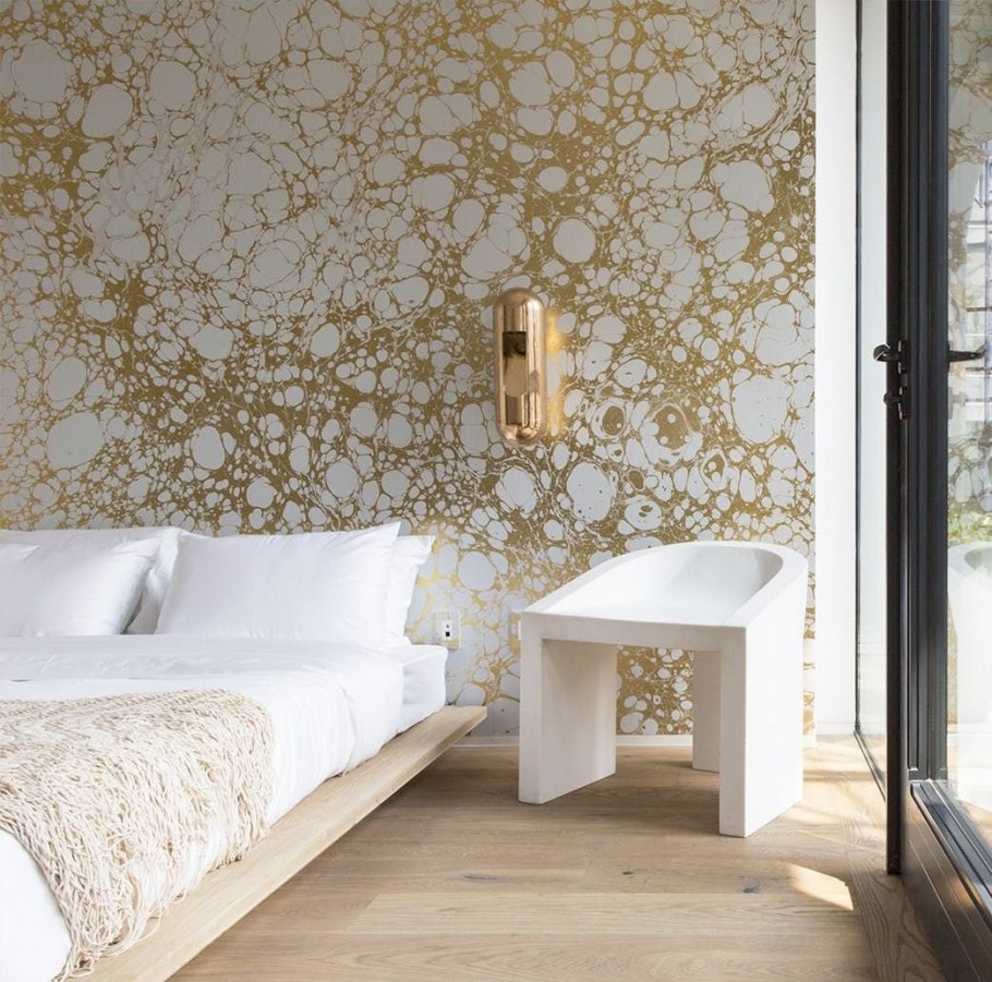 Интерьер спальни с мраморной стеной