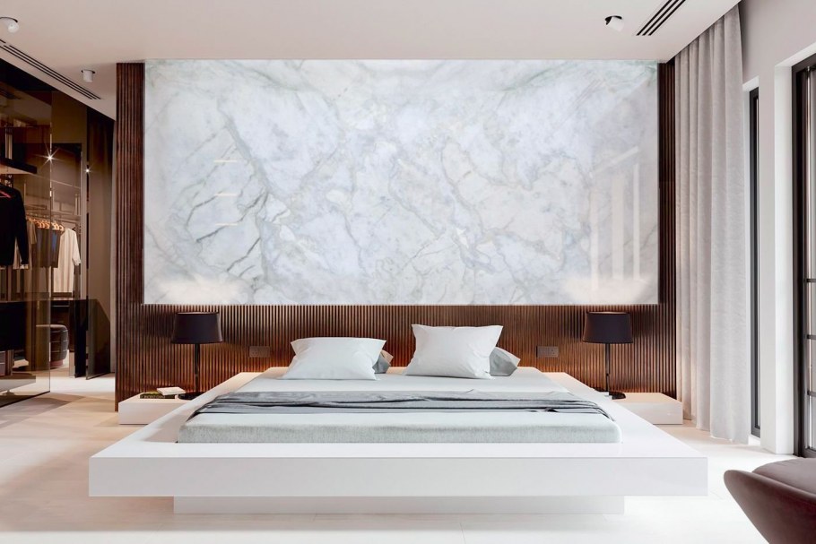 Спальня с мраморной стеной