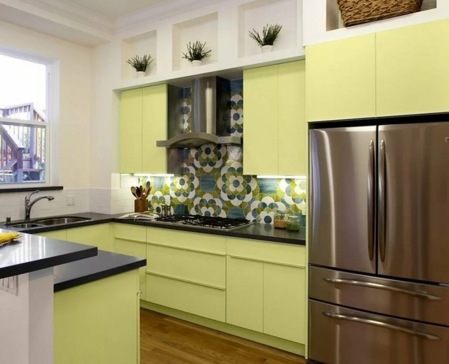 Кухня с розовым фартуком