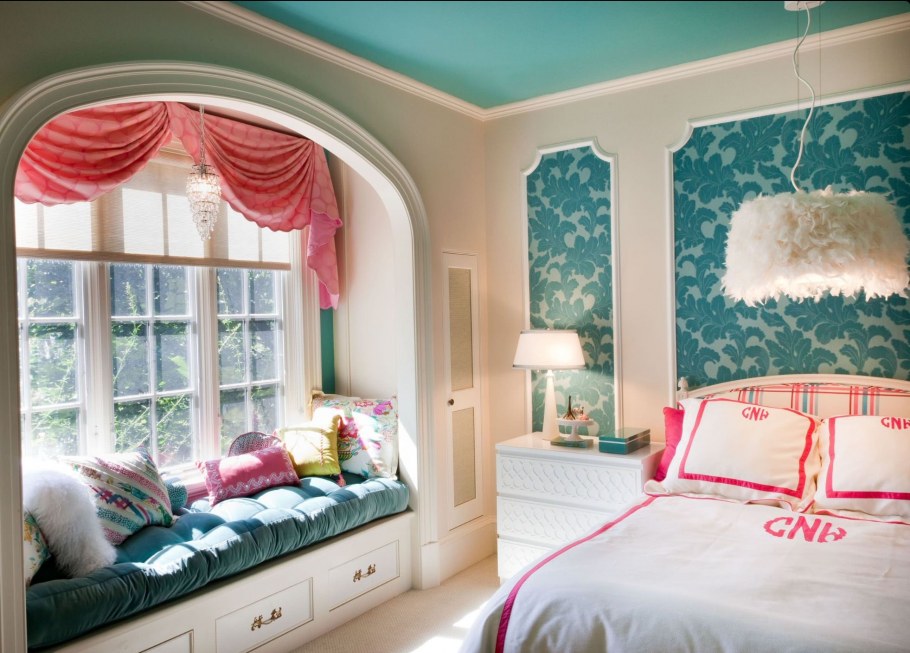 Окно в комнате подростка девочки