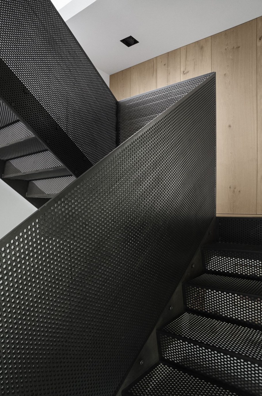 Металлическая сетка для лестниц