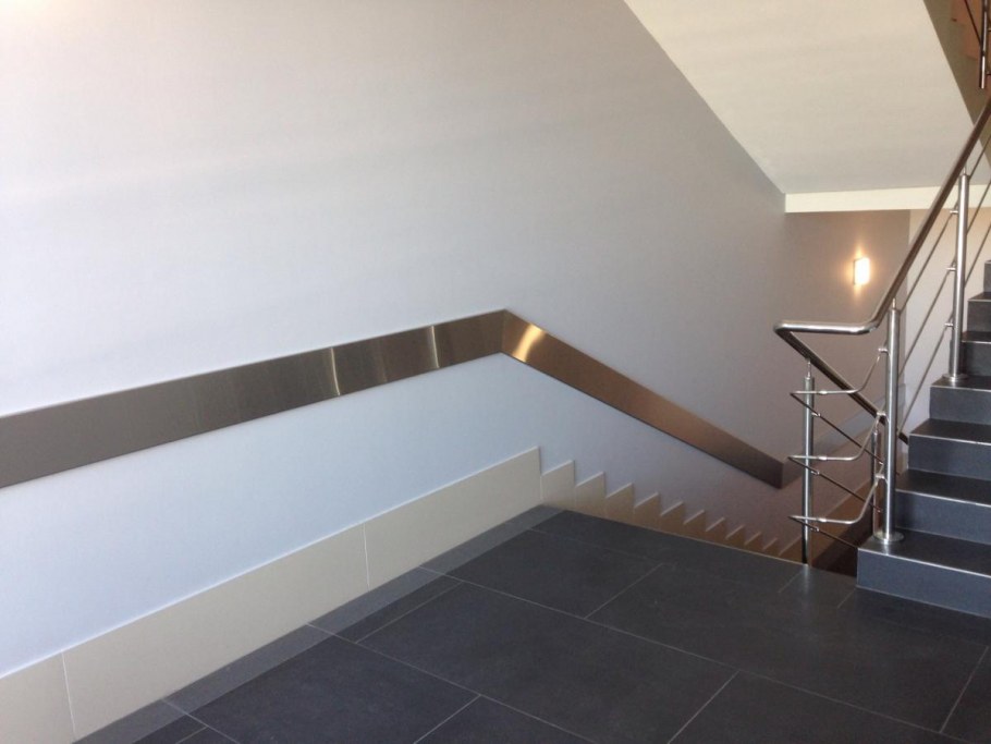 Отделка стен на лестнице