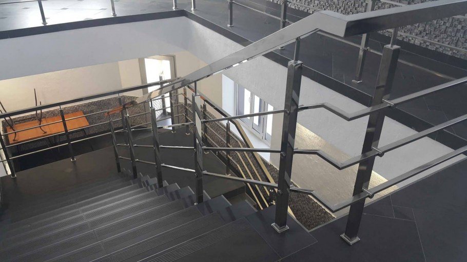 Ограждение лестницы из нержавейки труба 40*20