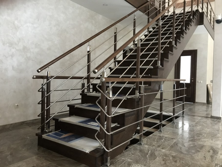 Лестница из металлоконструкции