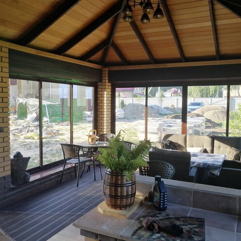 Кирпичный дом со стеклянной верандой