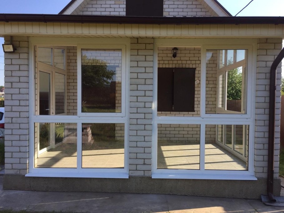 Застеклённая веранда к кирпичному дому