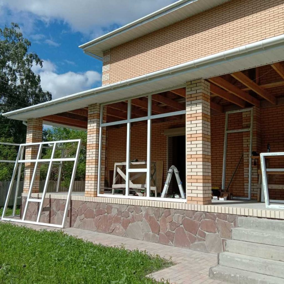 Терраса к кирпичному дому