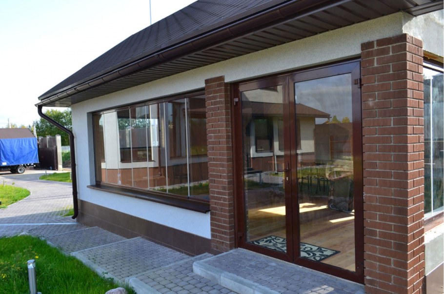 Витражные окна в частном доме на веранде