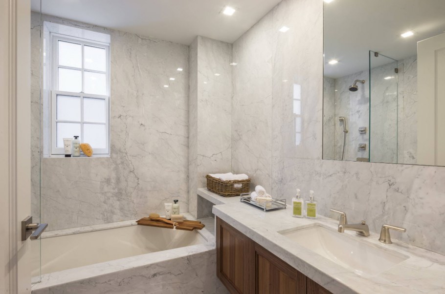 Плитка под мрамор в маленькой ванной