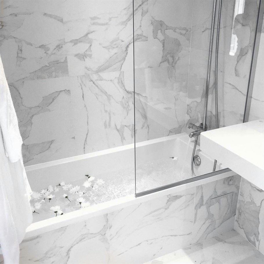 Маленькая ванная белый мрамор