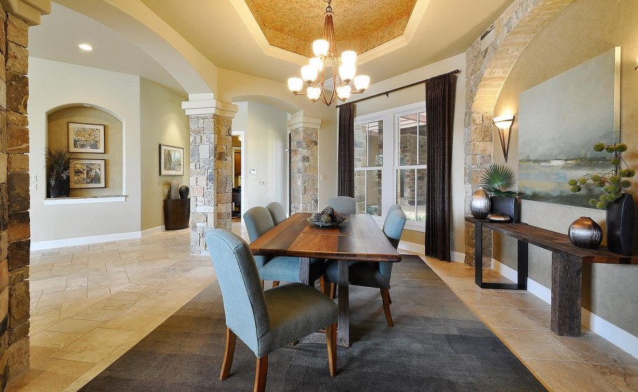 Деревянные колонны в интерьере