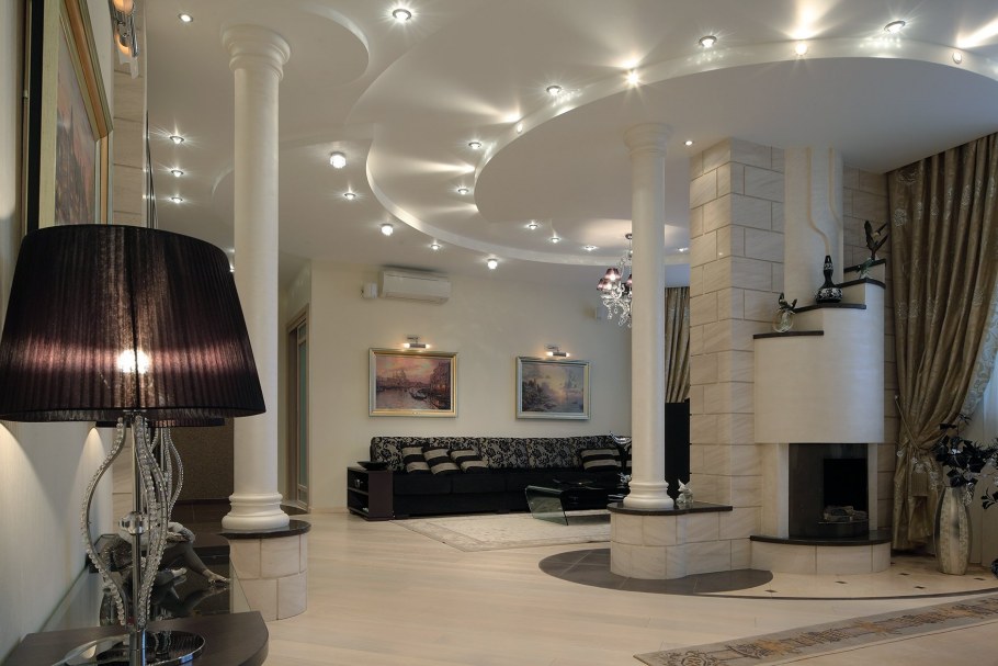 Интерьер гостиной с прихожей