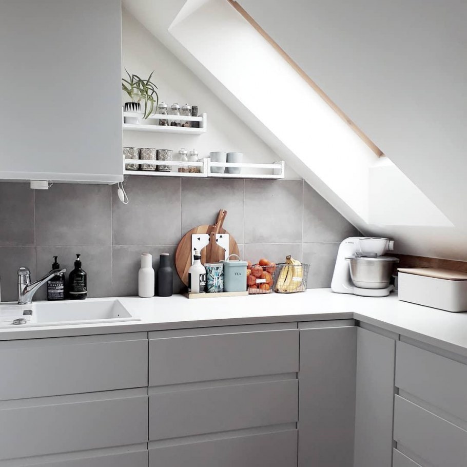 Кухня со скошенным потолком