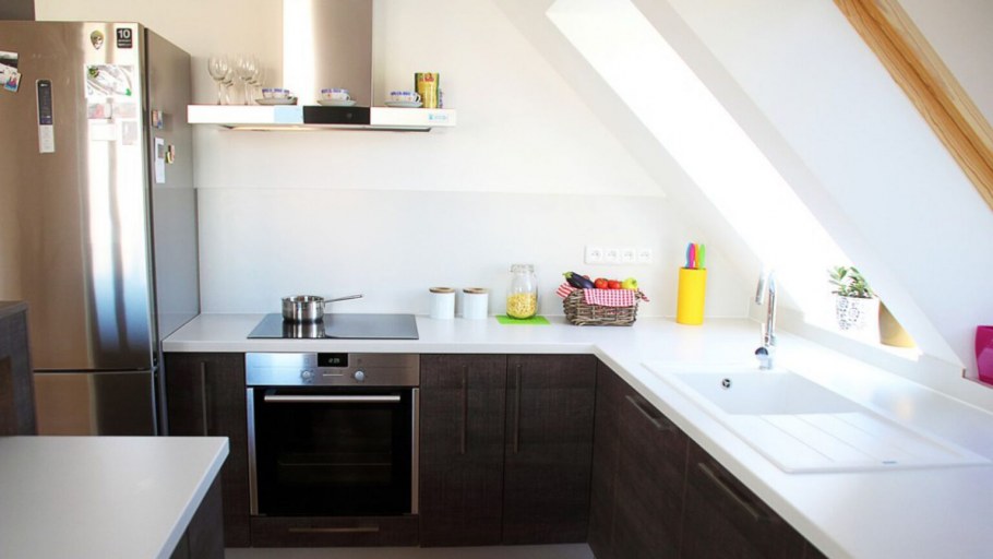 Мини кухня на мансарде