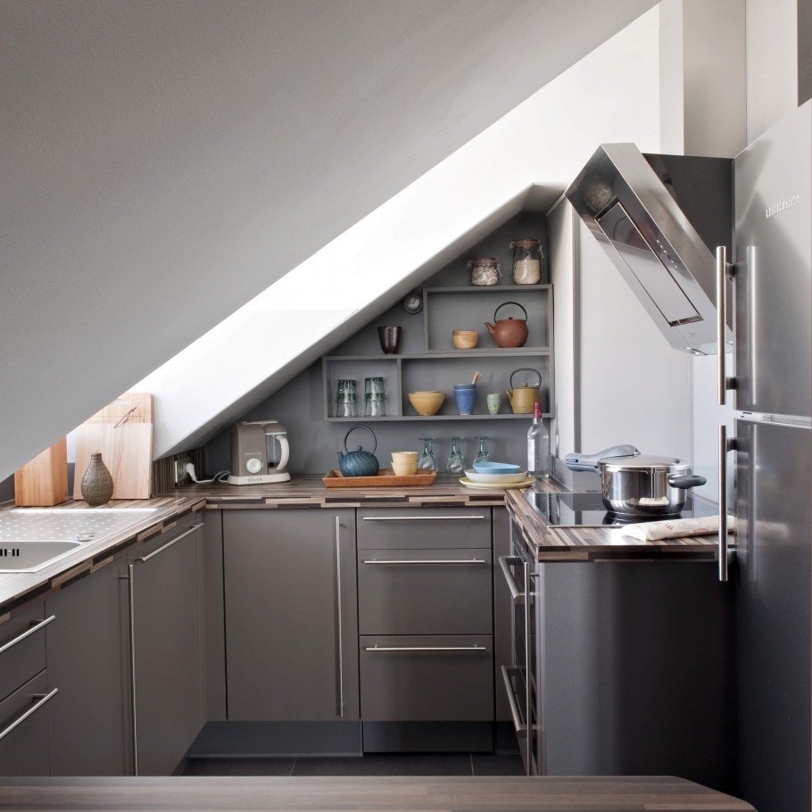 Кухня со скошенной крышей