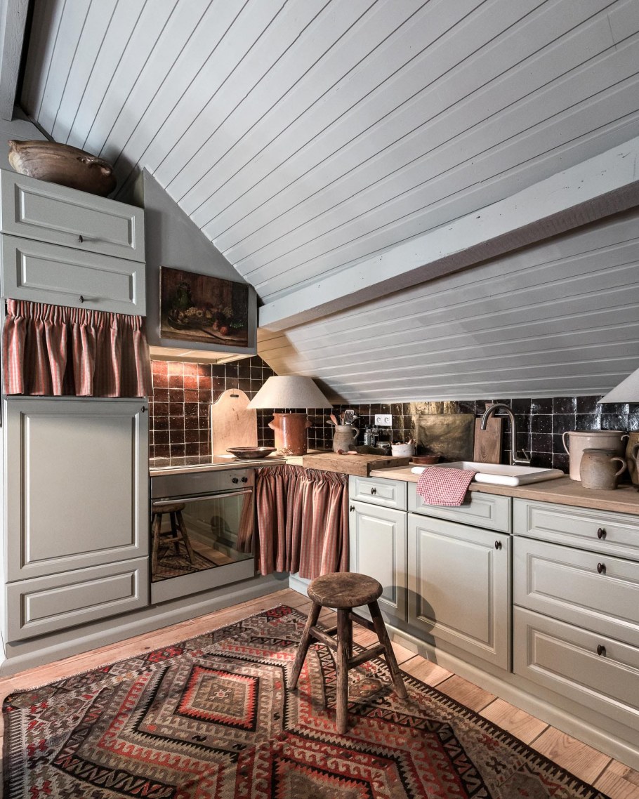 Кухня на мансарде