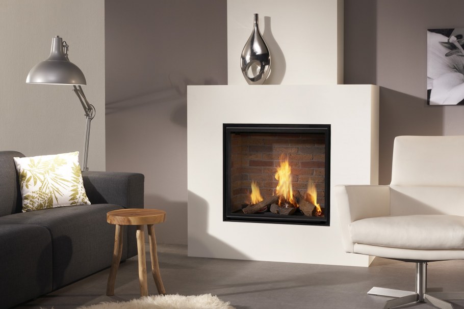 Стильная гостиная с камином