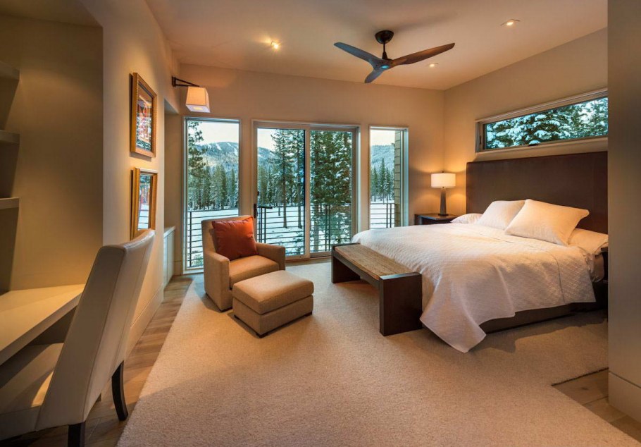 Спальня с панорамными окнами в доме