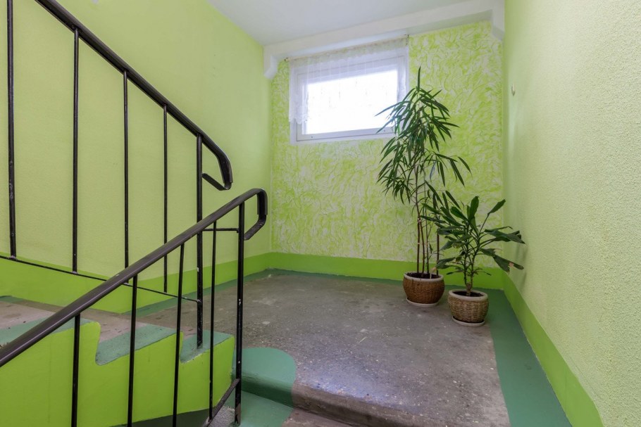Красивый чистый подъезд