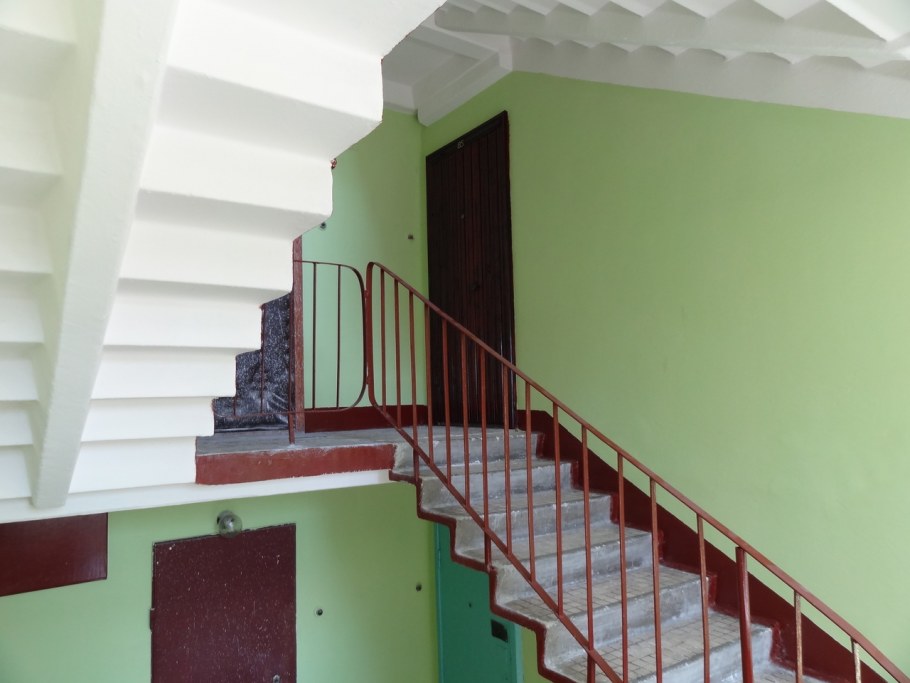 Подъезд в персиковом цвете