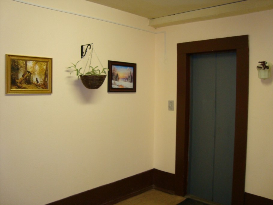 Бежевый подъезд