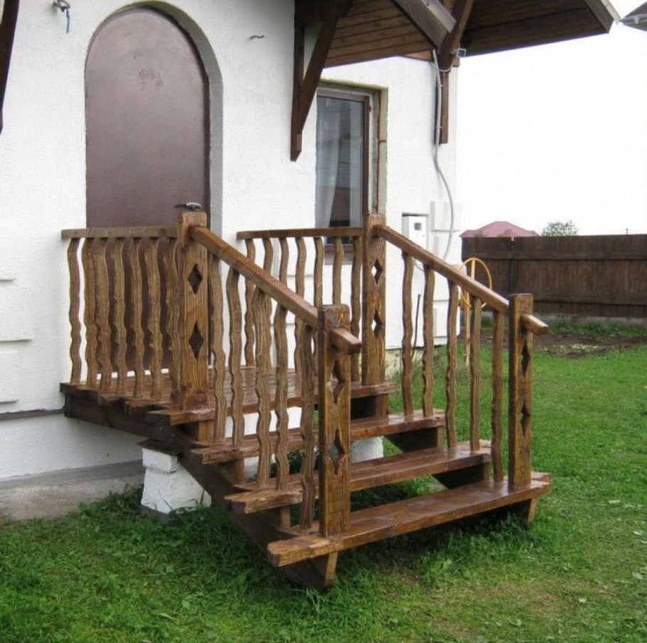 Крыльцо для частного дома из дерева