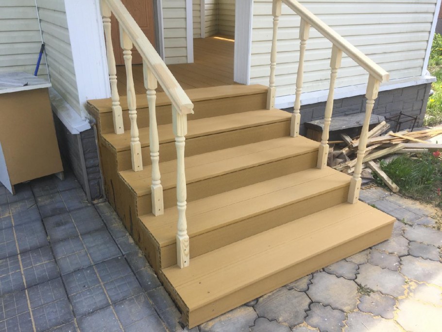 Уличная деревянная лестница