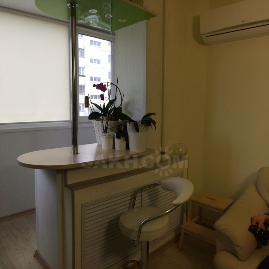 Барная стойка в оконном проеме