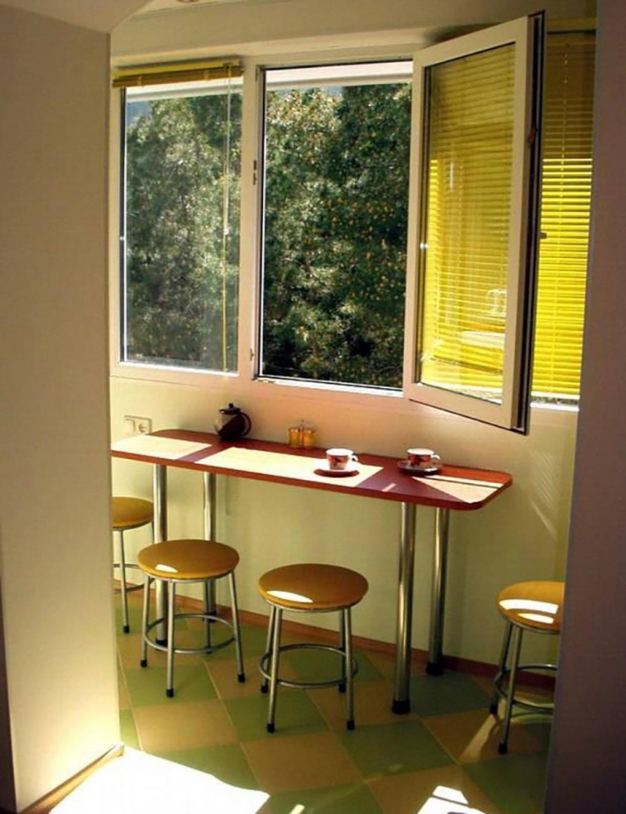 Обеденный стол на лоджии