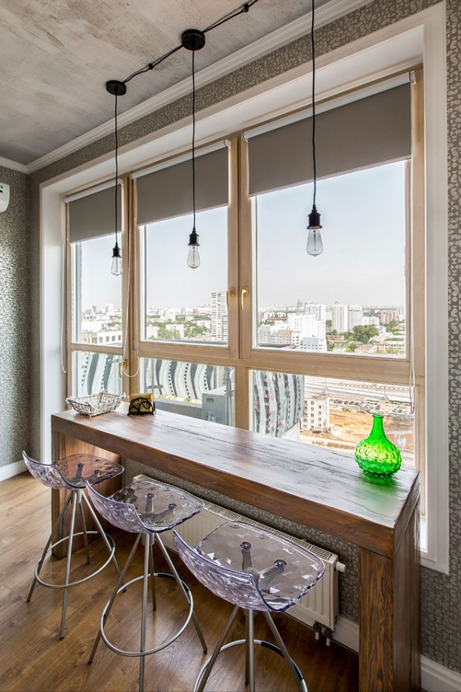 Барная стойка у окна