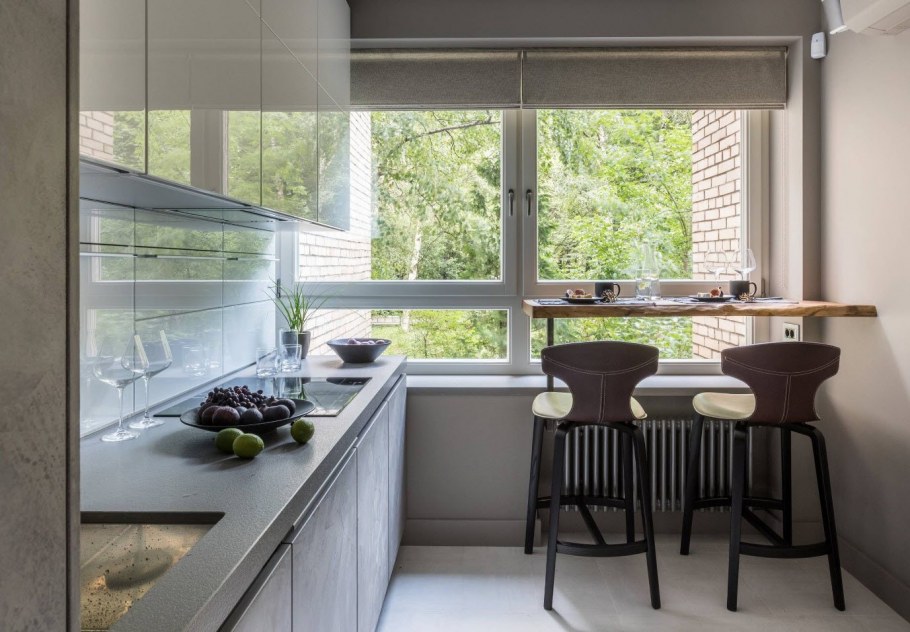 Барная стойка у окна на кухне