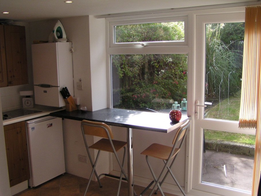 Барная стойка под окном