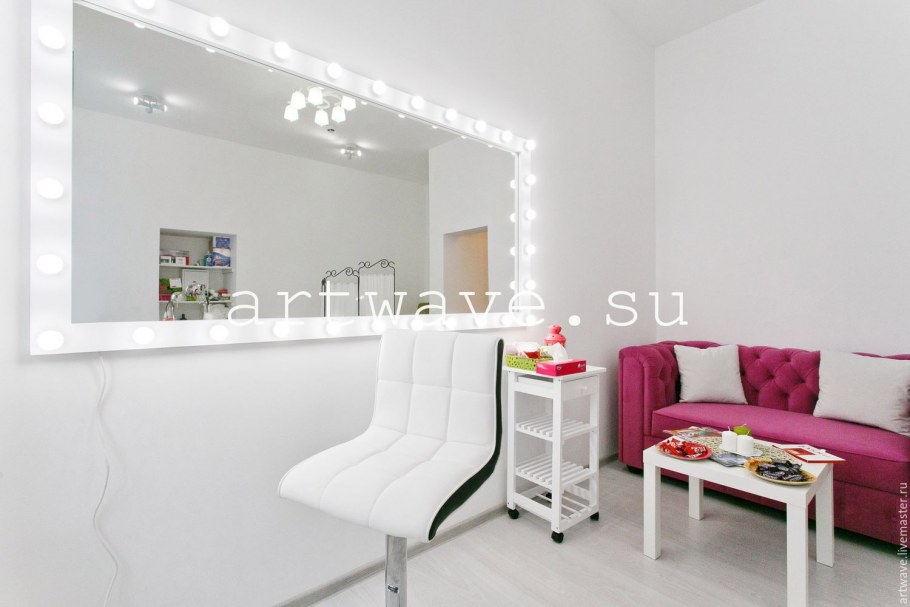 Интерьер салона красоты с белыми стенами