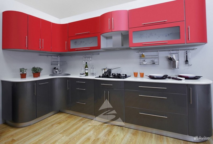 Красная кухня с черной столешницей