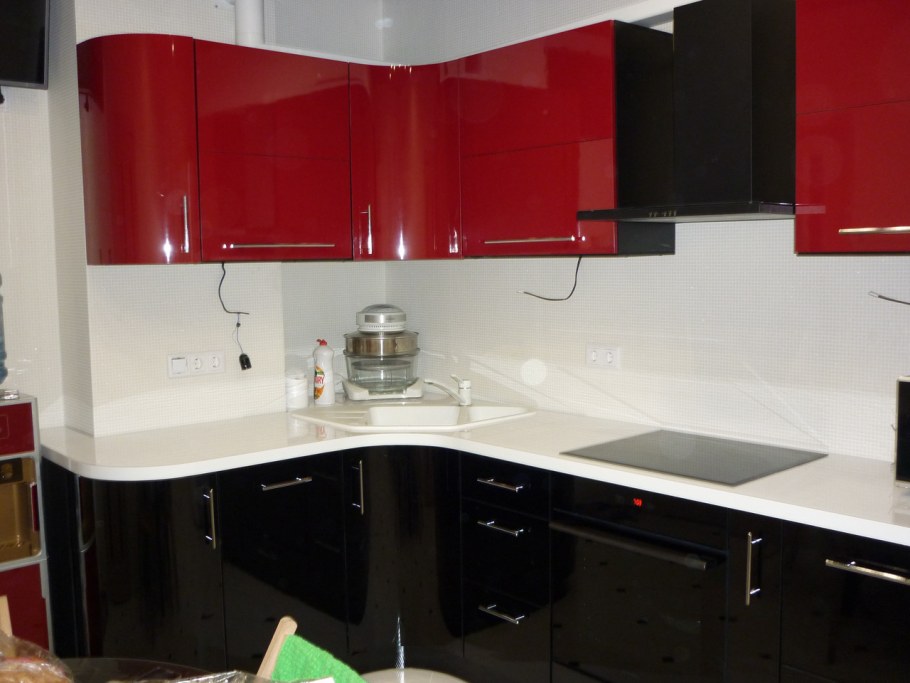 Угловая кухня с вентиляционным коробом