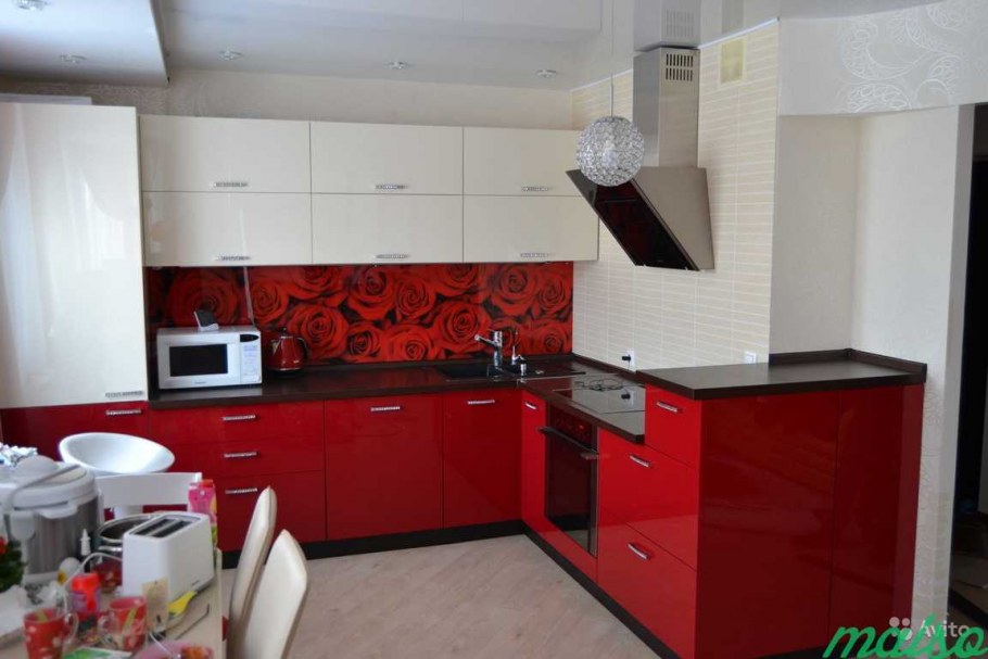 Кухня красная с белым угловая