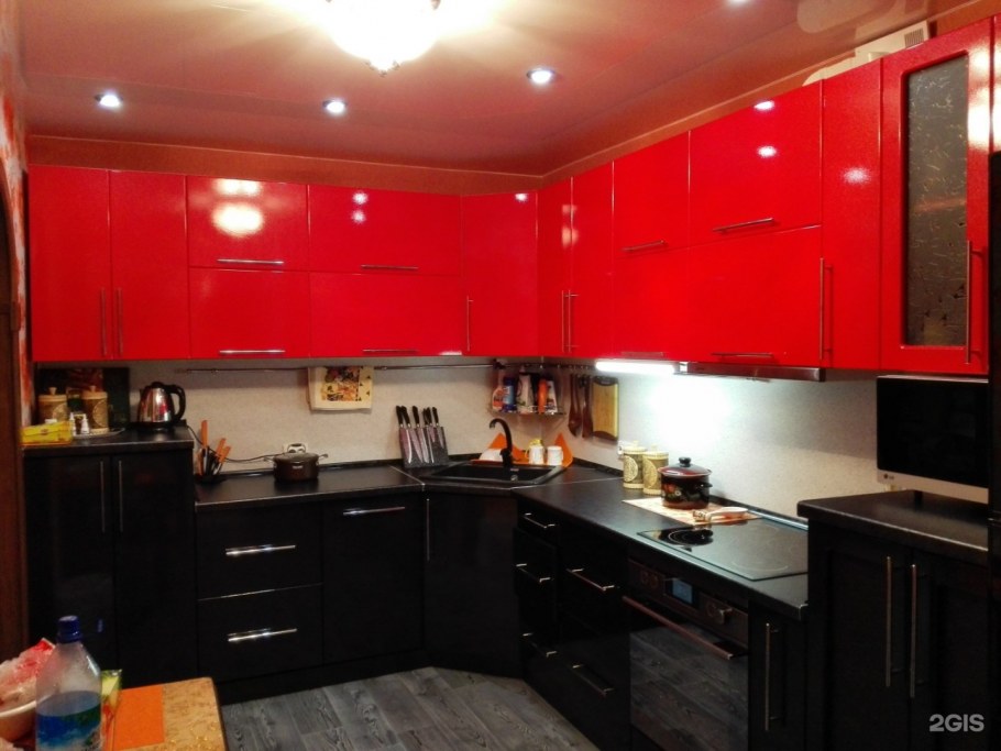 Кухонный угловой гарнитур в красно чёрном цвете