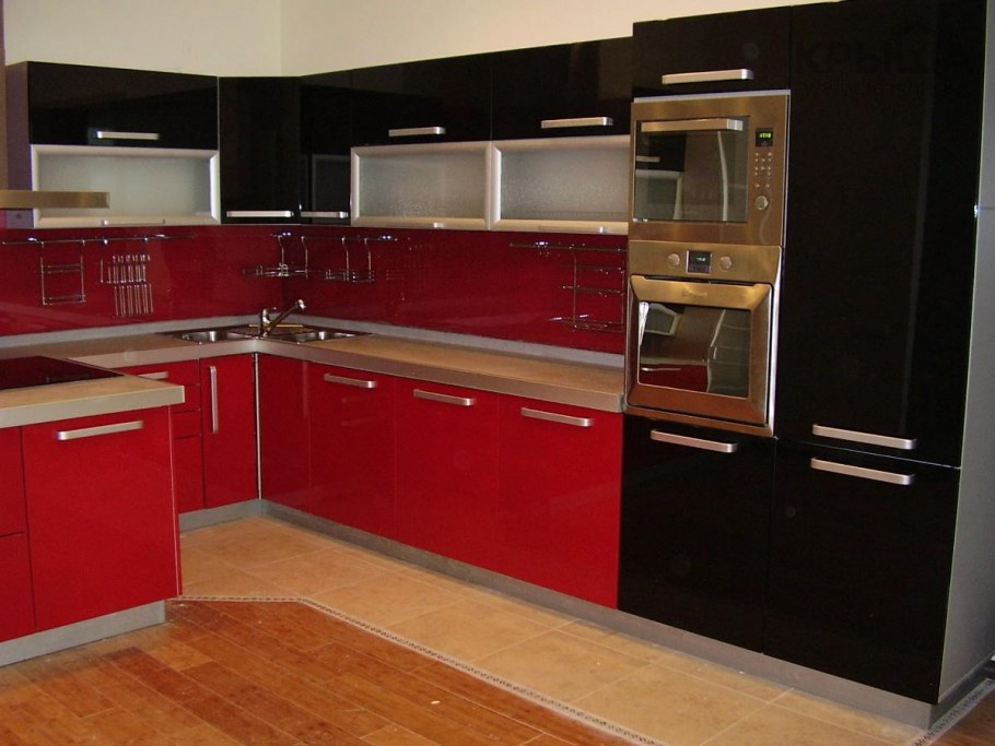 Кухни бордового цвета