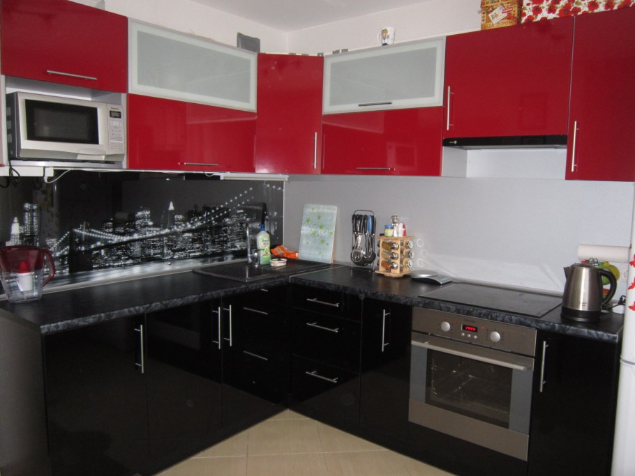 Красная кухня с черной столешницей